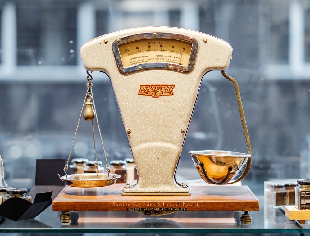 An old-school scale in perfect balance